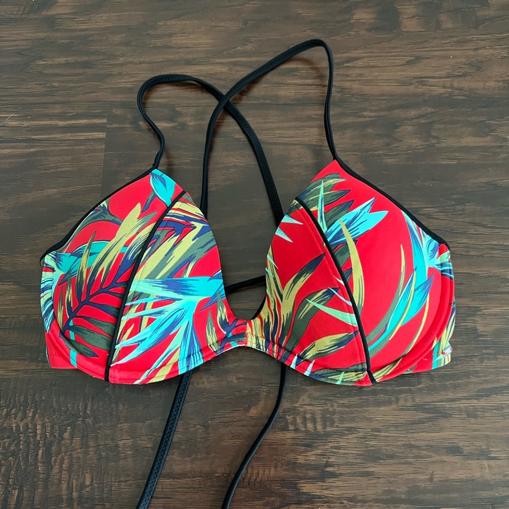 Like new Pink Victoria’s Secret palm leaf underwire bikini top medium tropical
